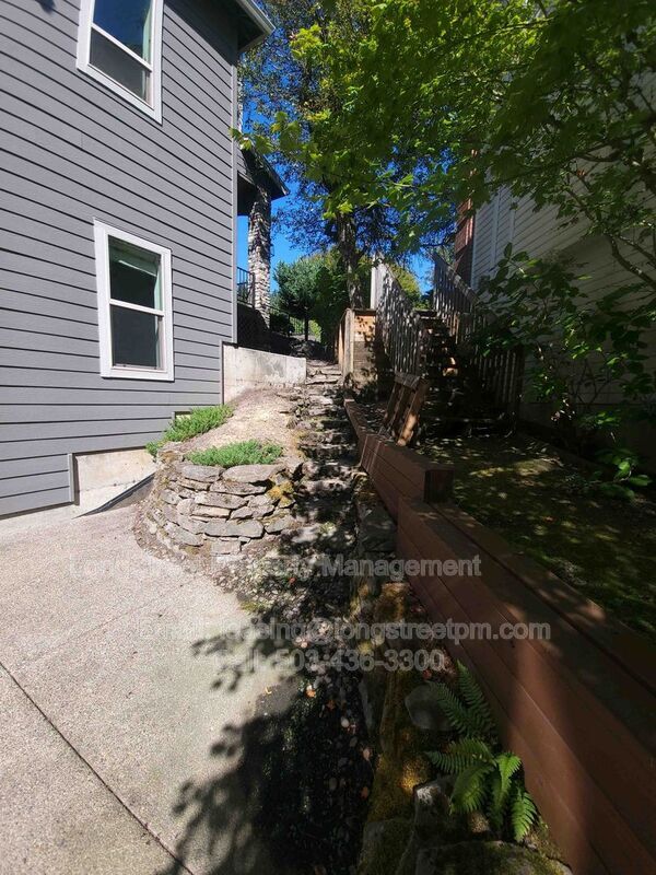 Building Photo - 9739 NW Henry Ct