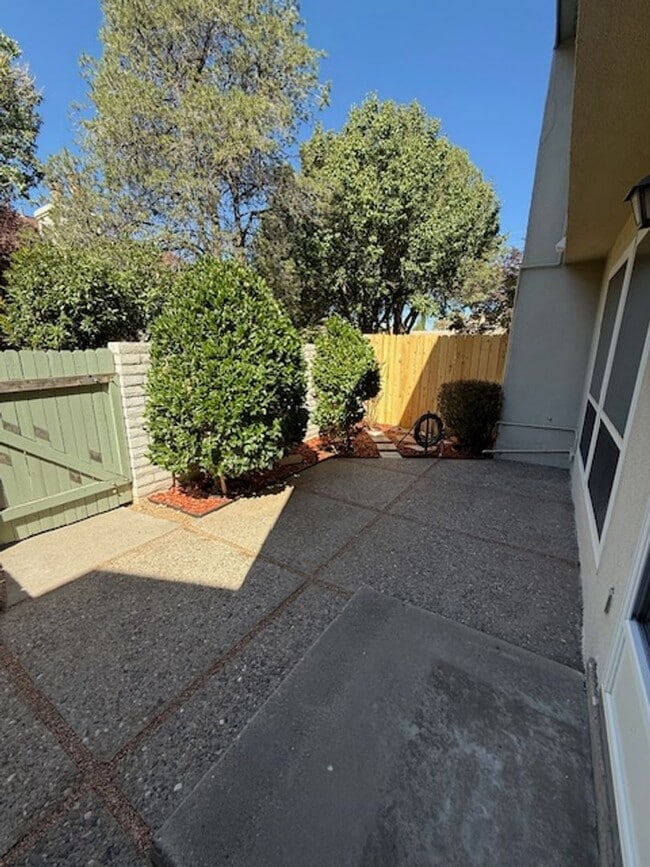 Primary Photo - Beautiful 2 bedroom 2.5 bathroom with two ...
