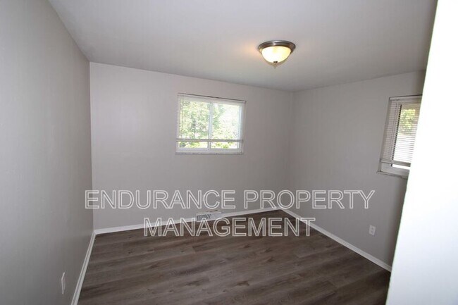 Building Photo - 2131 Kensington Dr