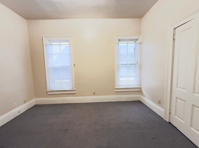 Building Photo - KEE - 909-911 N 10th