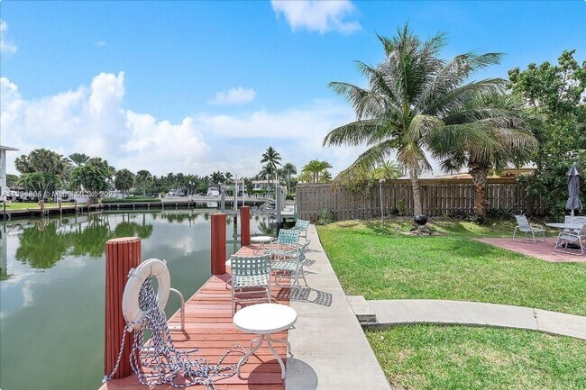 Building Photo - 1707 E Hallandale Beach Blvd