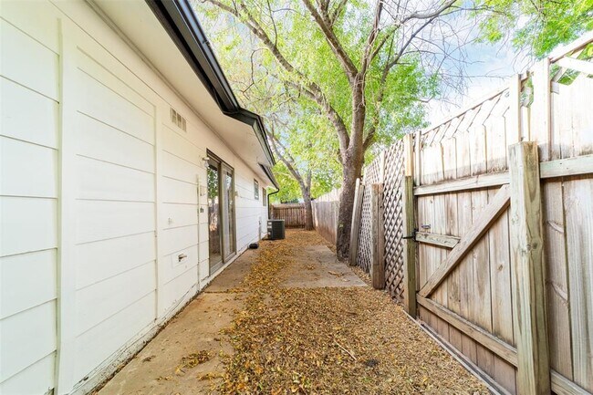 Building Photo - 1738 Rutland Dr