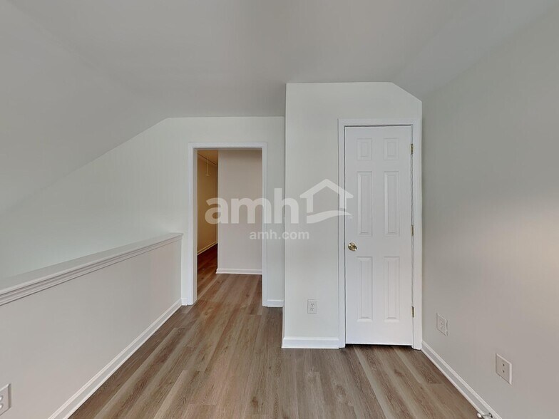 Building Photo - 2314 Lexington Ave