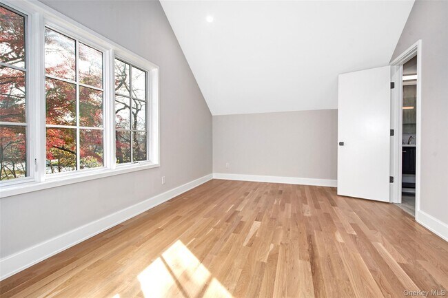 Building Photo - 2 Myrtledale Rd