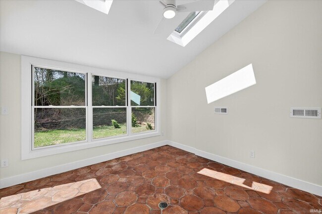 Building Photo - 4620 S Woodbine Dr