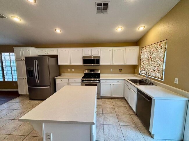 Building Photo - Beautiful single-story 3 bed, 2 bath home in gated Green Valley Ranch