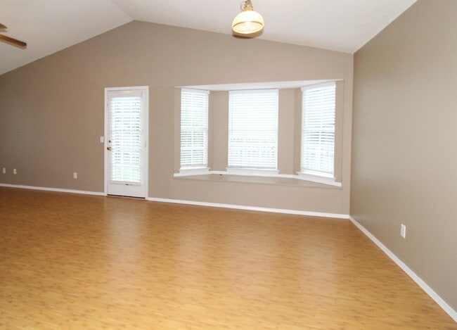Building Photo - 3152 Parkway Dr