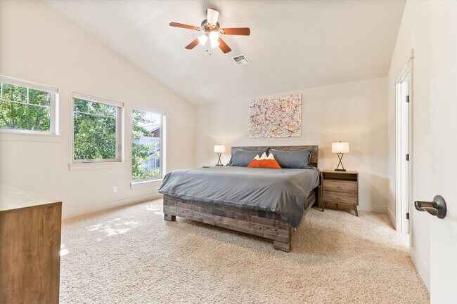 Building Photo - Charming, Furnished 3 bedroom Home w/ Garage