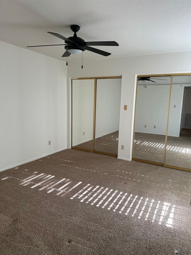 Building Photo - 800 E Country Club Dr