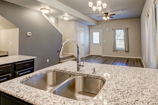 Building Photo - 884 Winding Brk Dr