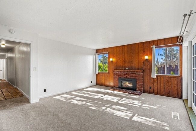 Building Photo - Cozy 2BR/2BA Duplex | Fireplace, Patio