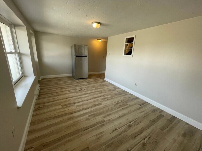 Building Photo - 185 N Main St