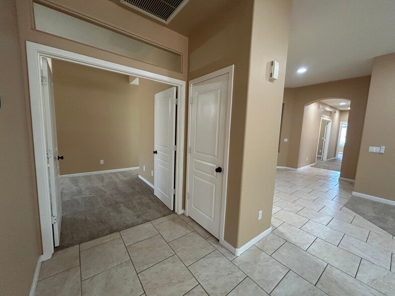 Building Photo - 2041 E Fawn Dr