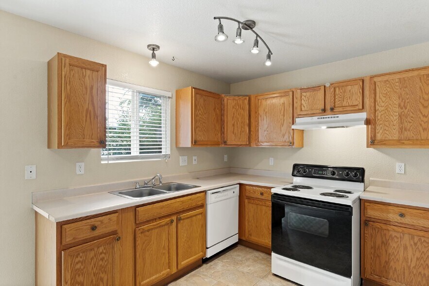Building Photo - Move-In Ready 2-Bed Townhome with A/C & Fi...
