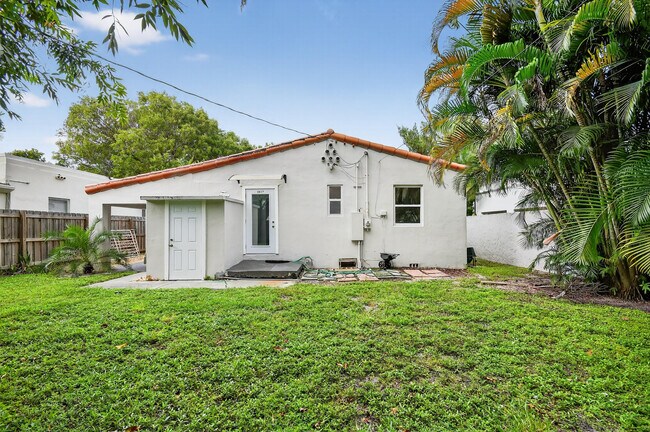 Building Photo - 2817 Poinsettia Ave