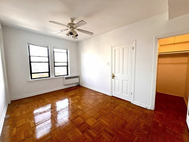 Building Photo - 6230 N Kenmore Ave