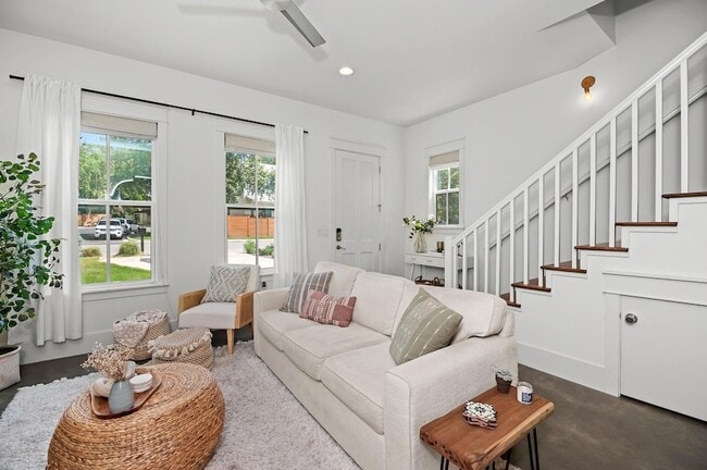 Building Photo - 3206 Garden Villa Ln