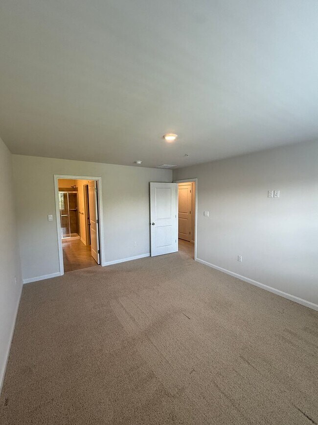 Building Photo - Beautiful 4BR Home with Garage & Modern Kitchen in Greenway Farms