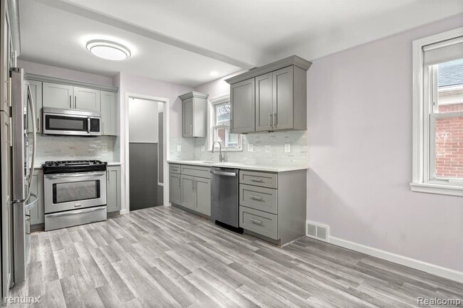 Building Photo - 3 br, 1 bath House - 8476 Riverview St