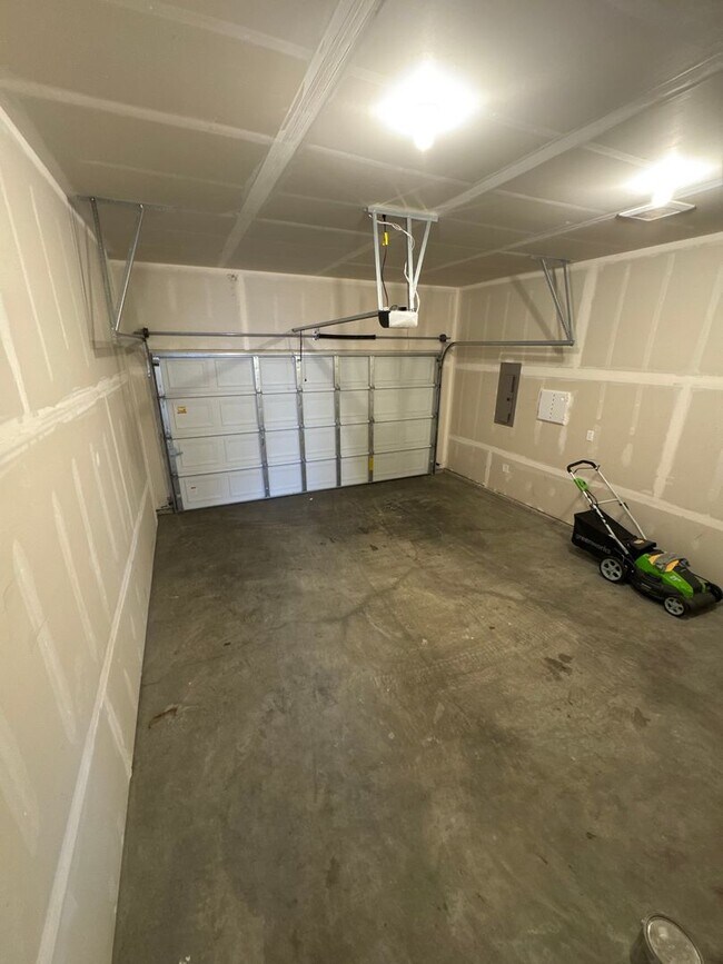 Building Photo - Stunning 3-Bedroom Home with Modern Comforts in a Quiet Neighborhood