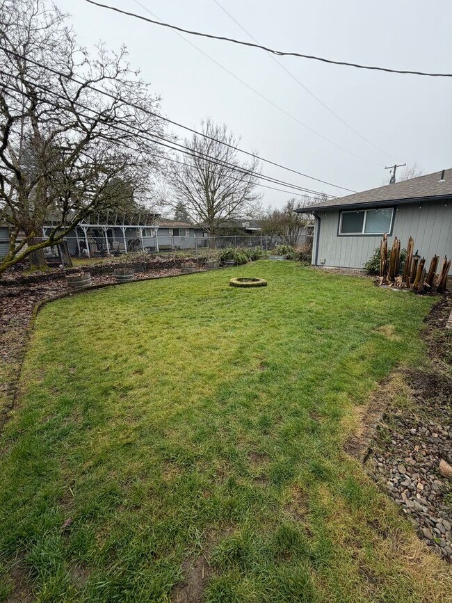 Building Photo - Must See 3 Bedroom with Fenced Yard!