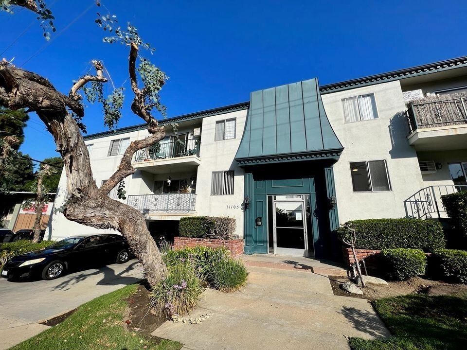 Building Photo - 11105 Rose Ave