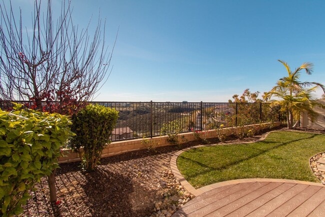 Building Photo - 4 Bed / 2.5 Bath Home with Premium Panoram...