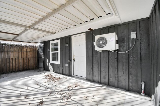 Building Photo - 1802 E Martha Ln