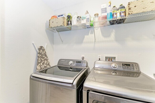 Building Photo - Furnished/Unfurnished ** Annual Rental ** Available 5/1/26 ** 4 Bed/2 Bath Single Family Home ** ...