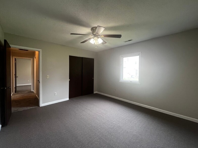 Building Photo - 3326 Kendale Dr
