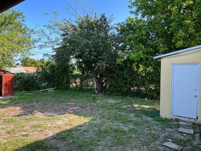 Building Photo - 1707 NW 14th Ct