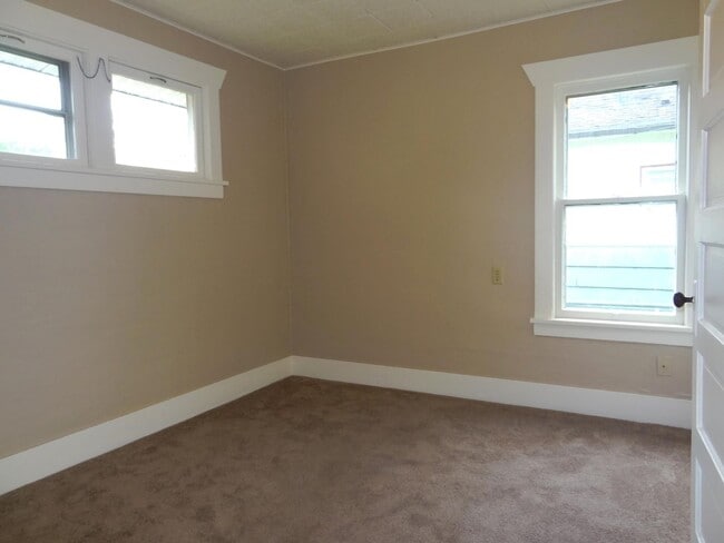 Building Photo - 3 bdrm, 1 bath home for $1995 Rent