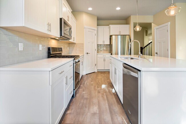 Building Photo - Stunning 3BD/3BATH Home in the Heart of Hi...