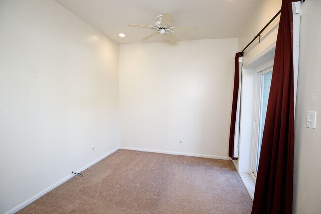 Building Photo - Charming Hill East One Bedroom