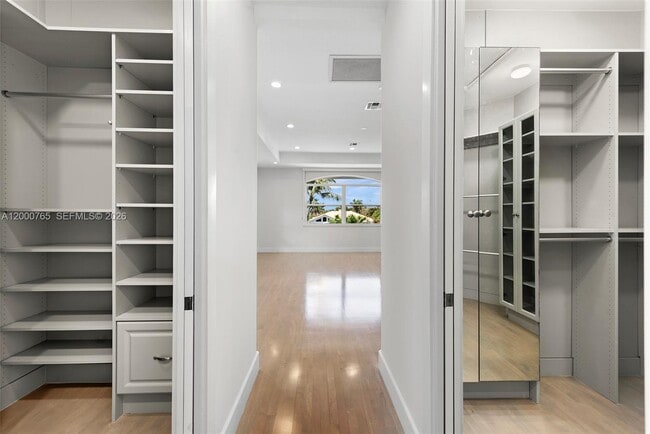 Building Photo - 552 Palm Dr