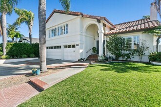 Building Photo - Remodeled Huntington Home!