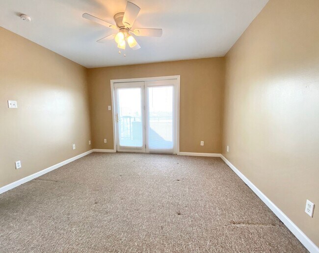 Building Photo - Laurel Villas: 3 BED/ 2 BA Available for Fall 2026!