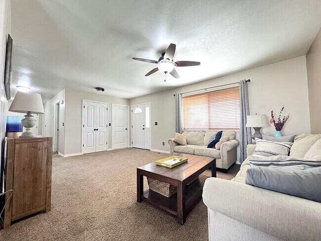 Building Photo - 6 Bedroom/3 Bathroom House in Eagle Mountain