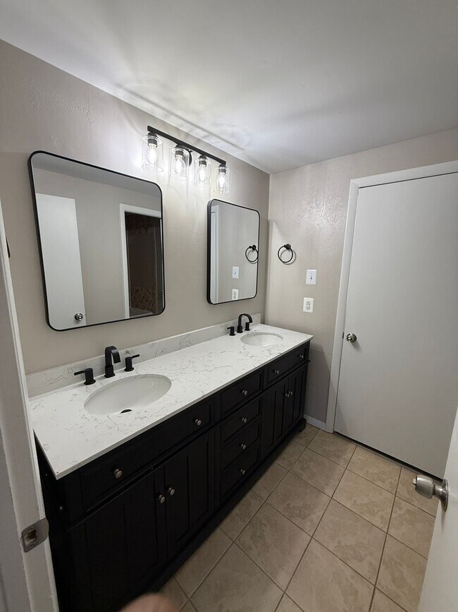 Building Photo - Adorable Fully renovated Townhouse in Bowie