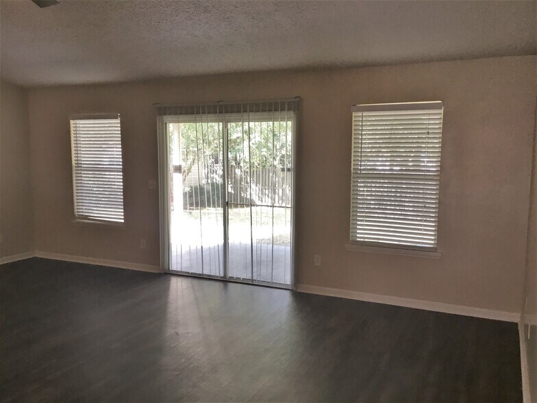 Building Photo - 8745 Edgebrook Ct