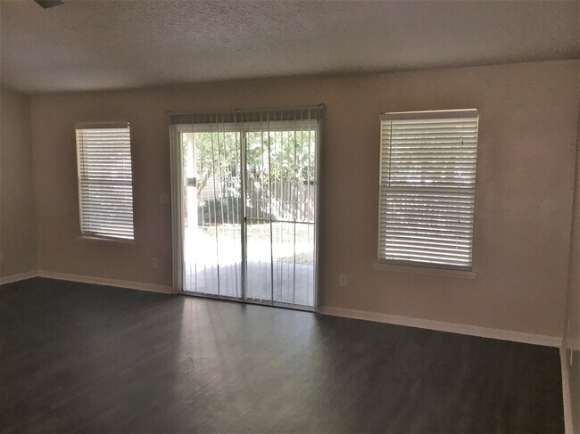 Building Photo - 8745 Edgebrook Ct