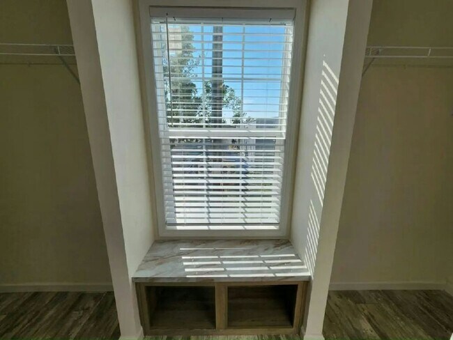 Building Photo - 214 Gazelle Dr