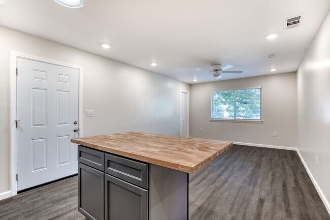 Building Photo - Newly Renovated 2 Bedroom 2 Bath Condo / Gated Parking / East Dallas