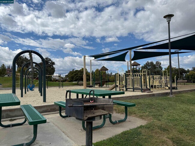 Building Photo - 4695 S Larwin Ave