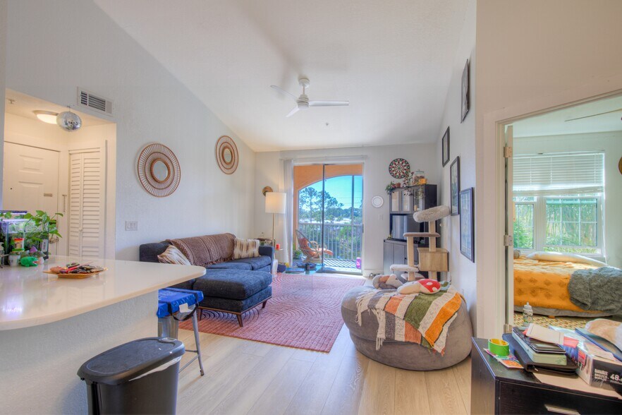 Building Photo - 4142 Central Sarasota Pky