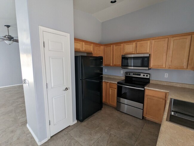 Building Photo - 3 Bedroom 2 Bath Rental in Sahuarita
