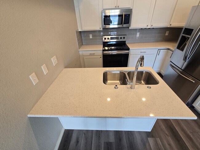 Building Photo - 3B/3B Townhome NOW AVAILABLE in Windsor! Great Location!