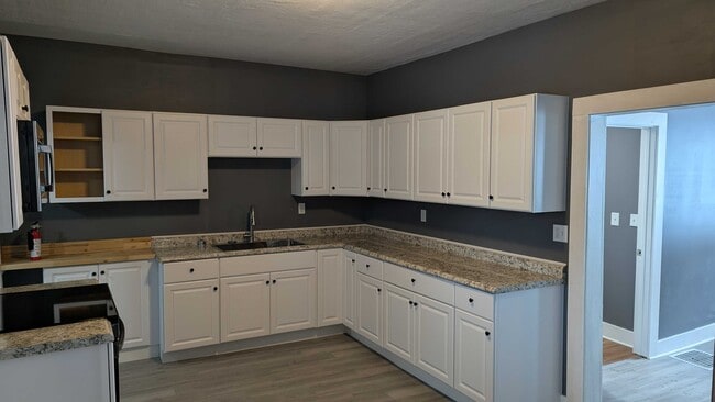 Building Photo - 812 E 3rd St