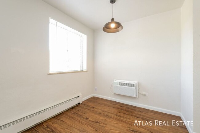 Building Photo - Top Floor 2 Bedroom Apartment Steps from R...