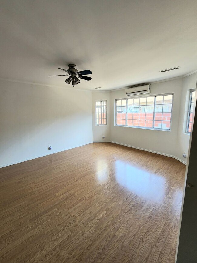 Building Photo - Spacious North Hollywood Home with Guest S...
